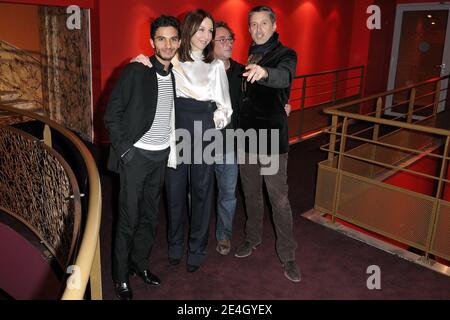 Regisseur Jean-Jacques Zilbermann und die Schauspieler Mehdi Dehbi, Elsa Zylberstein und Antoine de Caunes posiert während des Fotoalles "La Folle Histoire D'Amour De Simon Eskenazy", das am 30. November 2009 in den Gaumont Capucines in Paris, Frankreich, stattfand. Foto von Nicolas Genin/ABACAPRESS.COM Stockfoto