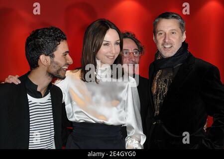 Regisseur Jean-Jacques Zilbermann und die Schauspieler Mehdi Dehbi, Elsa Zylberstein und Antoine de Caunes posiert während des Fotoalles "La Folle Histoire D'Amour De Simon Eskenazy", das am 30. November 2009 in den Gaumont Capucines in Paris, Frankreich, stattfand. Foto von Nicolas Genin/ABACAPRESS.COM Stockfoto