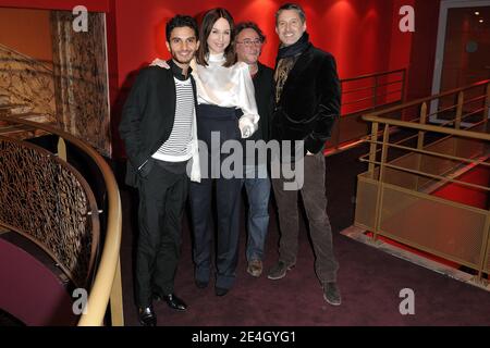 Regisseur Jean-Jacques Zilbermann und die Schauspieler Mehdi Dehbi, Elsa Zylberstein und Antoine de Caunes posiert während des Fotoalles "La Folle Histoire D'Amour De Simon Eskenazy", das am 30. November 2009 in den Gaumont Capucines in Paris, Frankreich, stattfand. Foto von Nicolas Genin/ABACAPRESS.COM Stockfoto