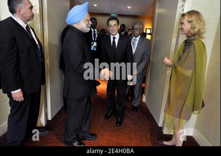 Der indische Premierminister Manmohan Singh und der französische Präsident Nicolas Sarkozy werden nach einem Mittagessen am ersten Tag des Commonwealth Heads of Government Meeting (CHOGM) am 27. November 2009 in Port-of-Spain, Trinidad und Tobago gesehen. Foto von Elodie Gregoire/ABACAPRESS.COM Stockfoto