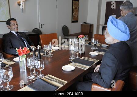 Der französische Präsident Nicolas Sarkozy und der indische Premierminister Manmohan Singh werden am ersten Tag des Commonwealth Heads of Government Meeting (CHOGM) am 27. November 2009 in Port-of-Spain, Trinidad und Tobago bei einem Mittagessen gesehen. Foto von Elodie Gregoire/ABACAPRESS.COM Stockfoto