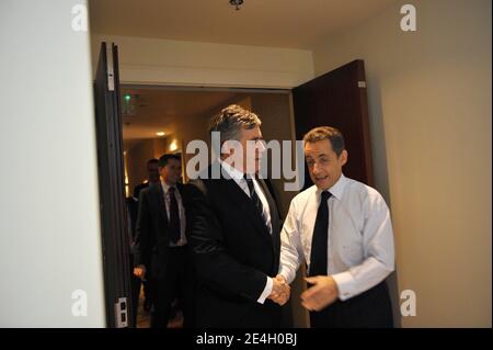 Der französische Präsident Nicolas Sarkozy trifft am 27. November 2009 in Port-of-Spain, Trinidad und Tobago den britischen Premierminister Gordon Brown am Rand des Commonwealth-Treffen der Regierungschefs (CHOGM). Foto von Elodie Gregoire/ABACAPRESS.COM Stockfoto