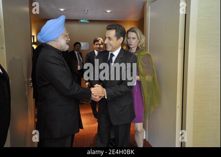 Der indische Premierminister Manmohan Singh und der französische Präsident Nicolas Sarkozy werden nach einem Mittagessen am ersten Tag des Commonwealth Heads of Government Meeting (CHOGM) am 27. November 2009 in Port-of-Spain, Trinidad und Tobago gesehen. Foto von Elodie Gregoire/ABACAPRESS.COM Stockfoto