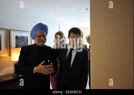 Der indische Premierminister Manmohan Singh und der französische Präsident Nicolas Sarkozy werden nach einem Mittagessen am ersten Tag des Commonwealth Heads of Government Meeting (CHOGM) am 27. November 2009 in Port-of-Spain, Trinidad und Tobago gesehen. Foto von Elodie Gregoire/ABACAPRESS.COM Stockfoto