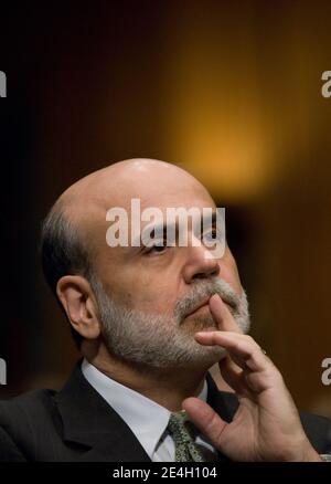 Der Vorsitzende der US-Notenbank, Ben Bernanke, bezeugte während einer Anhörung über seine Ernennung zum Vorsitzenden des Gouverneursrates des Federal Reserve Systems am 3. Dezember 2009 auf dem Capitol Hill in Washington DC, USA. Foto von Kris Connor/ABACAPRESS.COM Stockfoto