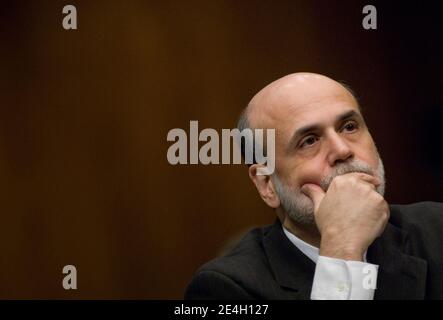 Der Vorsitzende der US-Notenbank, Ben Bernanke, bezeugte während einer Anhörung über seine Ernennung zum Vorsitzenden des Gouverneursrates des Federal Reserve Systems am 3. Dezember 2009 auf dem Capitol Hill in Washington DC, USA. Foto von Kris Connor/ABACAPRESS.COM Stockfoto