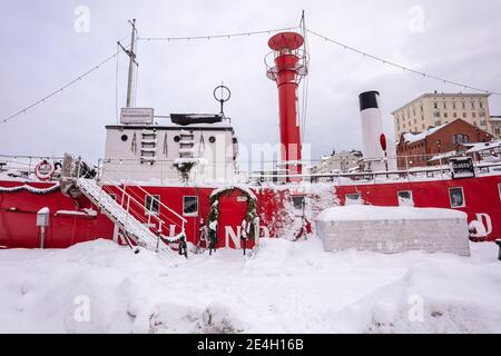 Helsinki, Finnland. 19. Januar 2021 Mariä-Himmelfahrt-Kathedrale, rote Kirche und rotes, altes großes Boot im Eis, schneebedeckter Winter. Hochwertige Fotos Stockfoto