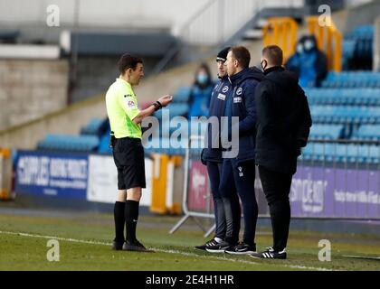 The Den, Bermondsey, London, Großbritannien. Januar 2021. English FA Cup Football, Millwall Football Club gegen Bristol City; Schiedsrichter Tony Harrington Warnung Millwall Manager Gary Rowett während der 2. Halbzeit Credit: Action Plus Sports/Alamy Live News Stockfoto