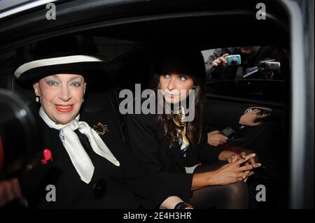 Genevieve de Fontenay, Miss Normandie, neu gewählte Miss France 2010, Malika Menard verlässt am 7. Dezember 2009 den Radiosender Europa 1 in Paris, Frankreich. Foto von ABACAPRESS.COM Stockfoto