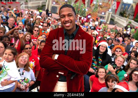 Der Schauspieler Nick Cannon posiert vor Cinderella Castle, während er am 3. Dezember 2009 eine Pause von der „Disney Parks Christmas Day Parade“ im Magic Kingdom in Lake Buena Vista, FL, USA macht. Das TV-Feiertagsangebot wird voraussichtlich im kommenden 25. Dezember auf ABC übertragen. Foto von Mark Ashman/Disney via ABACAPRESS.COM Stockfoto