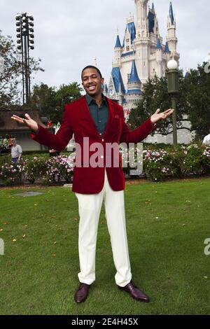 Der Schauspieler Nick Cannon posiert vor Cinderella Castle, während er am 3. Dezember 2009 eine Pause von der „Disney Parks Christmas Day Parade“ im Magic Kingdom in Lake Buena Vista, FL, USA macht. Das TV-Feiertagsangebot wird voraussichtlich im kommenden 25. Dezember auf ABC übertragen. Foto von Mark Ashman/Disney via ABACAPRESS.COM Stockfoto