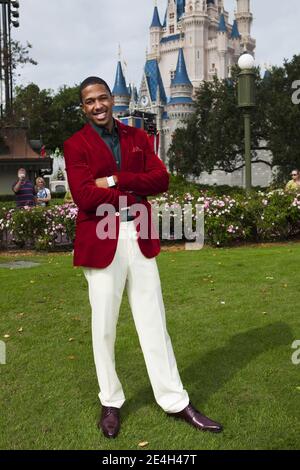 Der Schauspieler Nick Cannon posiert vor Cinderella Castle, während er am 3. Dezember 2009 eine Pause von der „Disney Parks Christmas Day Parade“ im Magic Kingdom in Lake Buena Vista, FL, USA macht. Das TV-Feiertagsangebot wird voraussichtlich im kommenden 25. Dezember auf ABC übertragen. Foto von Mark Ashman/Disney via ABACAPRESS.COM Stockfoto