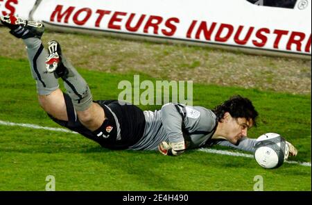 Lens Torhüter Vedran Runje beim Fußballspiel der Ersten Liga, Boulogne (USBCO) gegen RC Lens im Liberation Stadium in Boulogne-sur-mer, Nordfrankreich am 6. Dezember 2009. Boulogne gewann 2:1. Foto von Mikael Libert/ABACAPRESS.COM Stockfoto