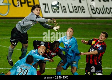 Lens Torhüter Vedran Runje beim Fußballspiel der Ersten Liga, Boulogne (USBCO) gegen RC Lens im Liberation Stadium in Boulogne-sur-mer, Nordfrankreich am 6. Dezember 2009. Boulogne gewann 2:1. Foto von Mikael Libert/ABACAPRESS.COM Stockfoto