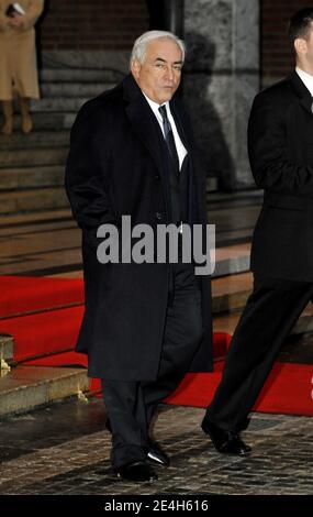 Dominique Strauss-Kahn verlässt das Rathaus in Oslo, Norwegen, am 10. Dezember 2009, nach der Verleihung des Nobelpreises. Foto von Christophe Guibbaud/ABACAPRESS.COM Stockfoto