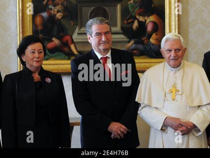 Papst Benedikt XVI. Trifft den albanischen Premierminister Sali Berisha am 12. Dezember 2009 bei einer privaten Audienz im Vatikan in Rom. Foto von ABACAPRESS.COM Stockfoto