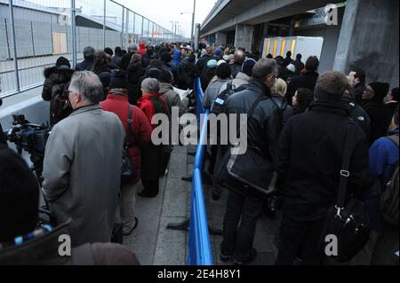 Eine große Menge von Delegationsmitgliedern, Beobachtern, Pressearbeitern und anderen Besuchern steht am 15. Dezember 2009 während des Klimagipfels COP15 vor dem Bella-Zentrum von Kopenhagen, Dänemark, und wartet auf ihre Akkreditierungen und Sicherheitskontrollen. Foto von Mousse/ABACAPRESS.COM Stockfoto