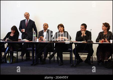 Le depute socialiste du Doubs et membre de la Direction du Parti Sociasliste (PS) Pierre Moscovici, l'eurodepute socialiste Harlem Desir, la La 1ere secretaire du Parti Socialiste, Martine Aubry, le Porte-parole du PS Benoit Hamon, la deputee de l'Indre et Loire Marisol Touraine assistent au Bureau National Belagerung du PS rue de Solferino a Paris, France le 13 octobre 2009. Foto Axelle de Russe/ABACAPRESS.COM Stockfoto