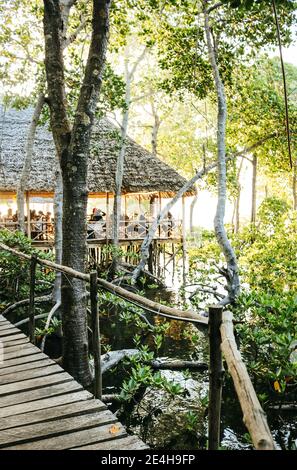 MIDA Creek, Watamu, Kenia - 15. September 2019: Crab Shack Dabaso Restaurant im Mida Creek Mangrovenwald, eine beliebte Touristenattraktion Stockfoto