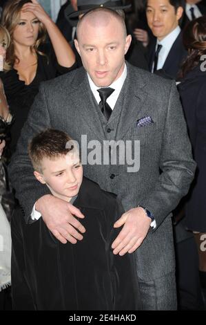 Regisseur Guy Ritchie und Sohn Rocco kommen zur Premiere von 'Sherlock Holmes' am 17. Dezember 2009 in der Alice Tully Hall, Lincoln Center in New York City, NY, USA. Foto von Mehdi Taamallah/ABACAPRESS.COM Stockfoto