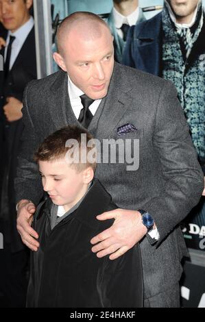 Regisseur Guy Ritchie und Sohn Rocco kommen zur Premiere von 'Sherlock Holmes' am 17. Dezember 2009 in der Alice Tully Hall, Lincoln Center in New York City, NY, USA. Foto von Mehdi Taamallah/ABACAPRESS.COM Stockfoto