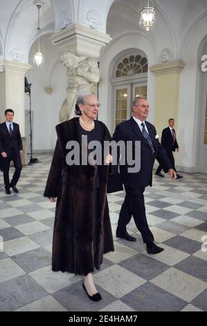 Dänemarks Königin Margrethe II. Wird von ihrem Mann flankiert Prinz Henrik kommt zu einem Dinner, das von Dänemarks Königin Margrethe II. Am 17. Dezember 2009 im königlichen Palast in Kopenhagen, Dänemark, am Rande der COP15 UN-Klimakonferenz veranstaltet wird. Foto von Eric Feferberg/Pool/ABACAPRESS.COM Stockfoto