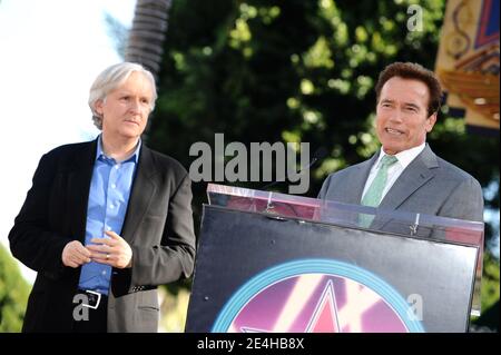 James Cameron wird auf dem Hollywood Walk of Fame mit dem 2,396. Star geehrt. Los Angeles, CA, USA am 18. Dezember 2009. Foto von Lionel Hahn/ABACAPRESS.COM (im Bild: James Cameron, Arnold Schwarzenegger) Stockfoto