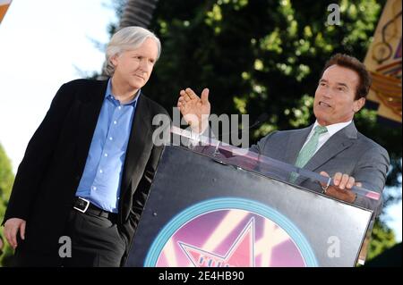 James Cameron wird auf dem Hollywood Walk of Fame mit dem 2,396. Star geehrt. Los Angeles, CA, USA am 18. Dezember 2009. Foto von Lionel Hahn/ABACAPRESS.COM (im Bild: James Cameron, Arnold Schwarzenegger) Stockfoto