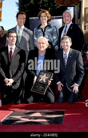 James Cameron wird auf dem Hollywood Walk of Fame mit dem 2,396. Star geehrt. Los Angeles, CA, USA am 18. Dezember 2009. Foto von Lionel Hahn/ABACAPRESS.COM (im Bild: James Cameron, Arnold Schwarzenegger, Sigourney Weaver) Stockfoto