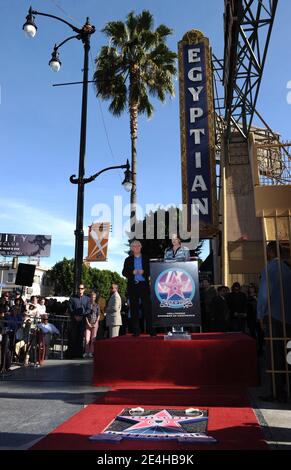 James Cameron wird auf dem Hollywood Walk of Fame mit dem 2,396. Star geehrt. Los Angeles, CA, USA am 18. Dezember 2009. Foto von Lionel Hahn/ABACAPRESS.COM (im Bild: James Cameron, Sigourney Weaver) Stockfoto