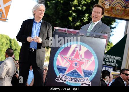 James Cameron wird auf dem Hollywood Walk of Fame mit dem 2,396. Star geehrt. Los Angeles, CA, USA am 18. Dezember 2009. Foto von Lionel Hahn/ABACAPRESS.COM (im Bild: James Cameron, Arnold Schwarzenegger) Stockfoto