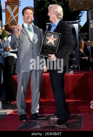 James Cameron wird auf dem Hollywood Walk of Fame mit dem 2,396. Star geehrt. Los Angeles, CA, USA am 18. Dezember 2009. Foto von Lionel Hahn/ABACAPRESS.COM (im Bild: James Cameron, Arnold Schwarzenegger) Stockfoto