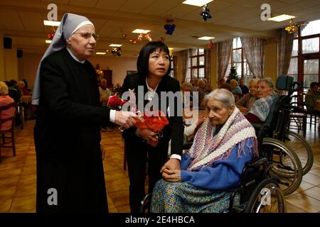 Madame Anh Dao Traxel, fille adoptive de l'ancien Präsident francais Jacques Chirac et presidente de l'Etoile Europeenne du Devouement Civil et Militaire, visite la maison de retraite des Petites Soeurs des Pauvre a La Madeleine, nord de la France, le 19 Stockfoto