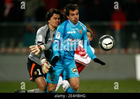 Lens Torhüter Vedran Runje und Marco Ramos beim französischen Fußballspiel der ersten Liga zwischen dem FC Valenciennes (VAFC) und dem Racing Club de Lens (RCL) am 19. dezember 2009 im Nungesser-Stadion in Valenciennes, Nordfrankreich. Foto von Mikael Libert/ABACAPRESS.COM Stockfoto