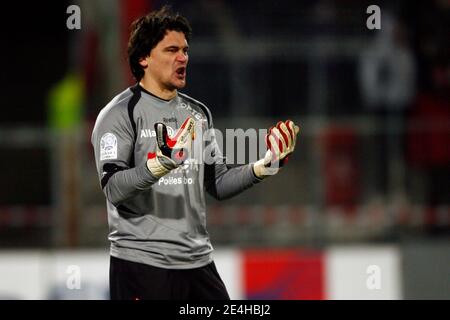 Lens Torhüter Vedran Runje beim französischen Fußballspiel der ersten Liga zwischen dem FC Valenciennes (VAFC) und dem Racing Club de Lens (RCL) am 19. dezember 2009 im Nungesser-Stadion in Valenciennes, Nordfrankreich. Foto von Mikael Libert/ABACAPRESS.COM Stockfoto