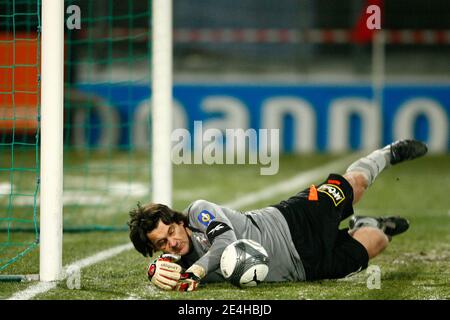 Lens Torhüter Vedran Runje beim französischen Fußballspiel der ersten Liga zwischen dem FC Valenciennes (VAFC) und dem Racing Club de Lens (RCL) am 19. dezember 2009 im Nungesser-Stadion in Valenciennes, Nordfrankreich. Foto von Mikael Libert/ABACAPRESS.COM Stockfoto