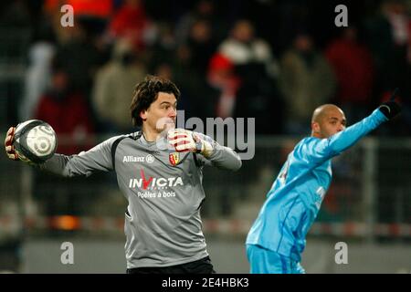 Lens Torhüter Vedran Runje beim französischen Fußballspiel der ersten Liga zwischen dem FC Valenciennes (VAFC) und dem Racing Club de Lens (RCL) am 19. dezember 2009 im Nungesser-Stadion in Valenciennes, Nordfrankreich. Foto von Mikael Libert/ABACAPRESS.COM Stockfoto