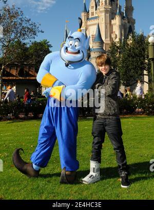 Der kanadische Popsänger Justin Bieber posiert mit dem 'Genie' aus Disneys Animationsfilm 'Aladdin' am 19. Dezember 2009 im Magic Kingdom in Lake Buena Vista, FL, USA. Bieber war in Zentral-Florida, um bei einem Radio Disney Konzert im Celebration Town Center in der Nähe Celebration, Florida, aufzutreten. Magic Kingdom ist einer von vier Themenparks im Walt Disney World Resort. Foto von Preston Mack/Disney via ABACAPRESS.COM Stockfoto