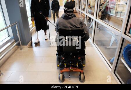 Sgt. Robert Samuel nimmt am 18. Dezember 2009 an einer Physiotherapie-Session bei walter Reed in Washington, DC, USA Teil. Samuel machte eine Tour im Irak und war in seiner 2. Tour in afghanistan, als 5 Monate in, seine stryker Gruppe von einem Lied um 5:30 Uhr getroffen wurde. Und war die einzige Person, die 8-Mann-Einheit verletzt wurde. Er ist seit November 17 bei Walter Reed, hat sein linkes Bein über dem Knie amputiert und sein linker Arm hat eine Metallplatte und viele Stiche. Foto von Olivier Douliery /ABACAPRESS.COM Stockfoto