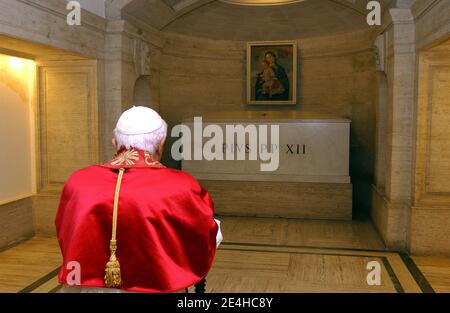 "Papst Benedikt XVI. Betet am 2. November 2005 vor dem Grab des verstorbenen Pius XII. (Papst von 1939 bis 1958) in der Krypta des Petersdoms im Vatikan. Papst Benedikt XVI. Brachte den umstrittenen KriegsPontifex Pius XII. Näher an die Heiligkeit, indem er ihn in einer überraschenden Ankündigung, die den Zorn der jüdischen Führer provozierte, als "versierbar" bezeichnete. Gleichzeitig verlieh der Papst seinem geliebten Vorgänger Johannes Paul II. Den gleichen Titel und ebnete den Weg für die Seligsprechung von Jerzy Popieluszko, dem Aktivisten-Priester, der zum Sturz des kommunistischen Regimes in Polen beigetragen hat. Die dreifache anno Stockfoto