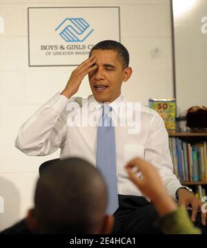 US-Präsident Barack Obama chattet am 21. Dezember 2009 in einem Boys and Girls Club in Washington DC, USA, mit Kindern im Grundschulalter. Nach dem Lesen gab der Präsident Cookies aus. Foto von Roger L. Wollenberg/ABACAPRESS.COM Stockfoto