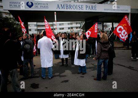 Assemblee Generale dans le Hall de l' hopital lors de la greve des salaries de l' APHP (Assistance Publique - Hopitaux de Paris) a l' hopital Ambroise Pare, a Boulogne-Billancourt, pres de Paris, France le 7 Decembre 2009. Foto Jean-Luc Luyssen/ABACAPRESS.COM Stockfoto