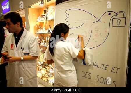 Assemblee Generale dans le Hall de l' hopital lors de la greve des salaries de l' APHP (Assistance Publique - Hopitaux de Paris) a l' hopital Ambroise Pare, a Boulogne-Billancourt, pres de Paris, France le 7 Decembre 2009. Foto Jean-Luc Luyssen/ABACAPRESS.COM Stockfoto