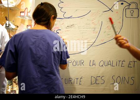 Assemblee Generale dans le Hall de l' hopital lors de la greve des salaries de l' APHP (Assistance Publique - Hopitaux de Paris) a l' hopital Ambroise Pare, a Boulogne-Billancourt, pres de Paris, France le 7 Decembre 2009. Foto Jean-Luc Luyssen/ABACAPRESS.COM Stockfoto