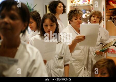 Assemblee Generale dans le Hall de l' hopital lors de la greve des salaries de l' APHP (Assistance Publique - Hopitaux de Paris) a l' hopital Ambroise Pare, a Boulogne-Billancourt, pres de Paris, France le 7 Decembre 2009. Foto Jean-Luc Luyssen/ABACAPRESS.COM Stockfoto