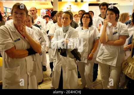 Assemblee Generale dans le Hall de l' hopital lors de la greve des salaries de l' APHP (Assistance Publique - Hopitaux de Paris) a l' hopital Ambroise Pare, a Boulogne-Billancourt, pres de Paris, France le 7 Decembre 2009. Foto Jean-Luc Luyssen/ABACAPRESS.COM Stockfoto