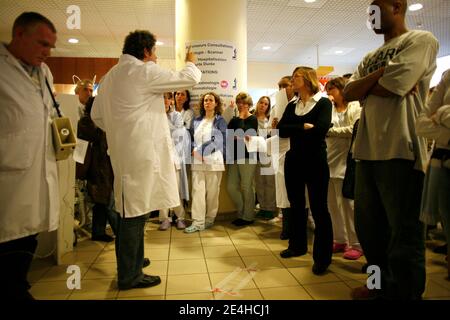 Assemblee Generale dans le Hall de l' hopital lors de la greve des salaries de l' APHP (Assistance Publique - Hopitaux de Paris) a l' hopital Ambroise Pare, a Boulogne-Billancourt, pres de Paris, France le 7 Decembre 2009. Foto Jean-Luc Luyssen/ABACAPRESS.COM Stockfoto