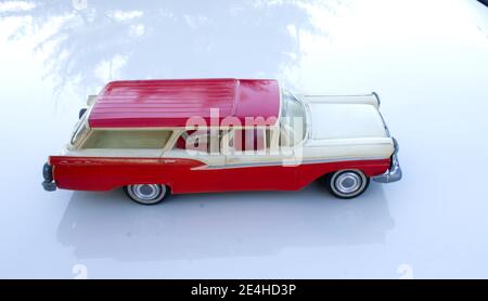 Eine Seitenansicht einer Ford Country Limousine 1959 Modellauto Stockfoto