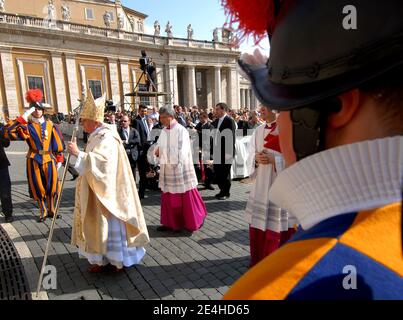 Papst Benedikt XVI. Feiert am 15. April 2007 eine Zeremonie auf dem Petersplatz im Vatikan in Rom, Italien. Der Vatikan sagt, dass er seine Sicherheitsverfahren überprüfen wird, nachdem eine Frau während der Weihnachtsmesse im Petersdom eine Barriere übersprungen und den Papst niedergeschlagen hat.der Papst wird von einer Kombination aus Schweizer Garde, vatikanischer Polizei und italienischer Polizei geschützt. Foto von Eric Vandeville/ABACAPRESS.COM Stockfoto