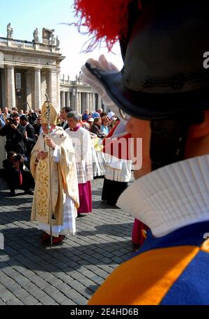 Papst Benedikt XVI. Feiert am 15. April 2007 eine Zeremonie auf dem Petersplatz im Vatikan in Rom, Italien. Der Vatikan sagt, dass er seine Sicherheitsverfahren überprüfen wird, nachdem eine Frau während der Weihnachtsmesse im Petersdom eine Barriere übersprungen und den Papst niedergeschlagen hat.der Papst wird von einer Kombination aus Schweizer Garde, vatikanischer Polizei und italienischer Polizei geschützt. Foto von Eric Vandeville/ABACAPRESS.COM Stockfoto